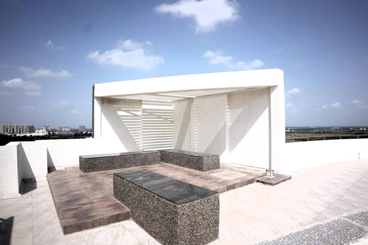 7 Seasons Palm Suite With Sky Orbit, Balcony, Swimming Pool, Wifi, Playground Rajkot Εξωτερικό φωτογραφία