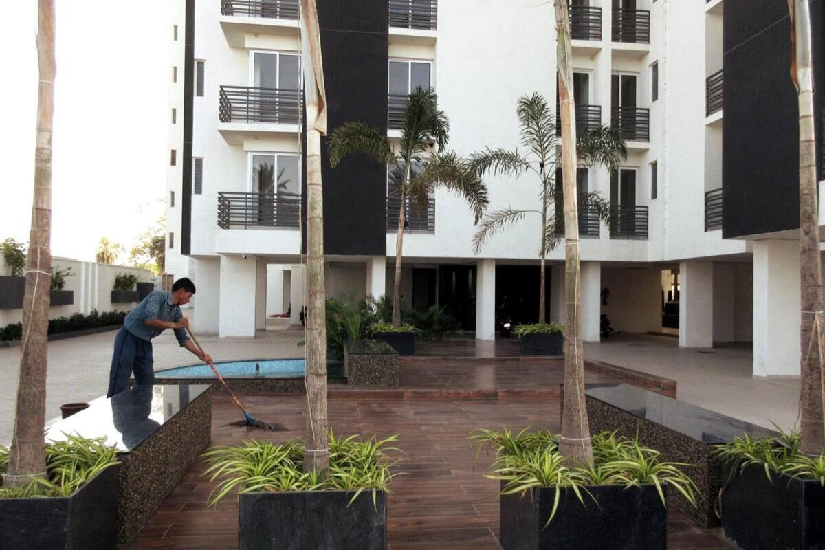 7 Seasons Palm Suite With Sky Orbit, Balcony, Swimming Pool, Wifi, Playground Rajkot Εξωτερικό φωτογραφία
