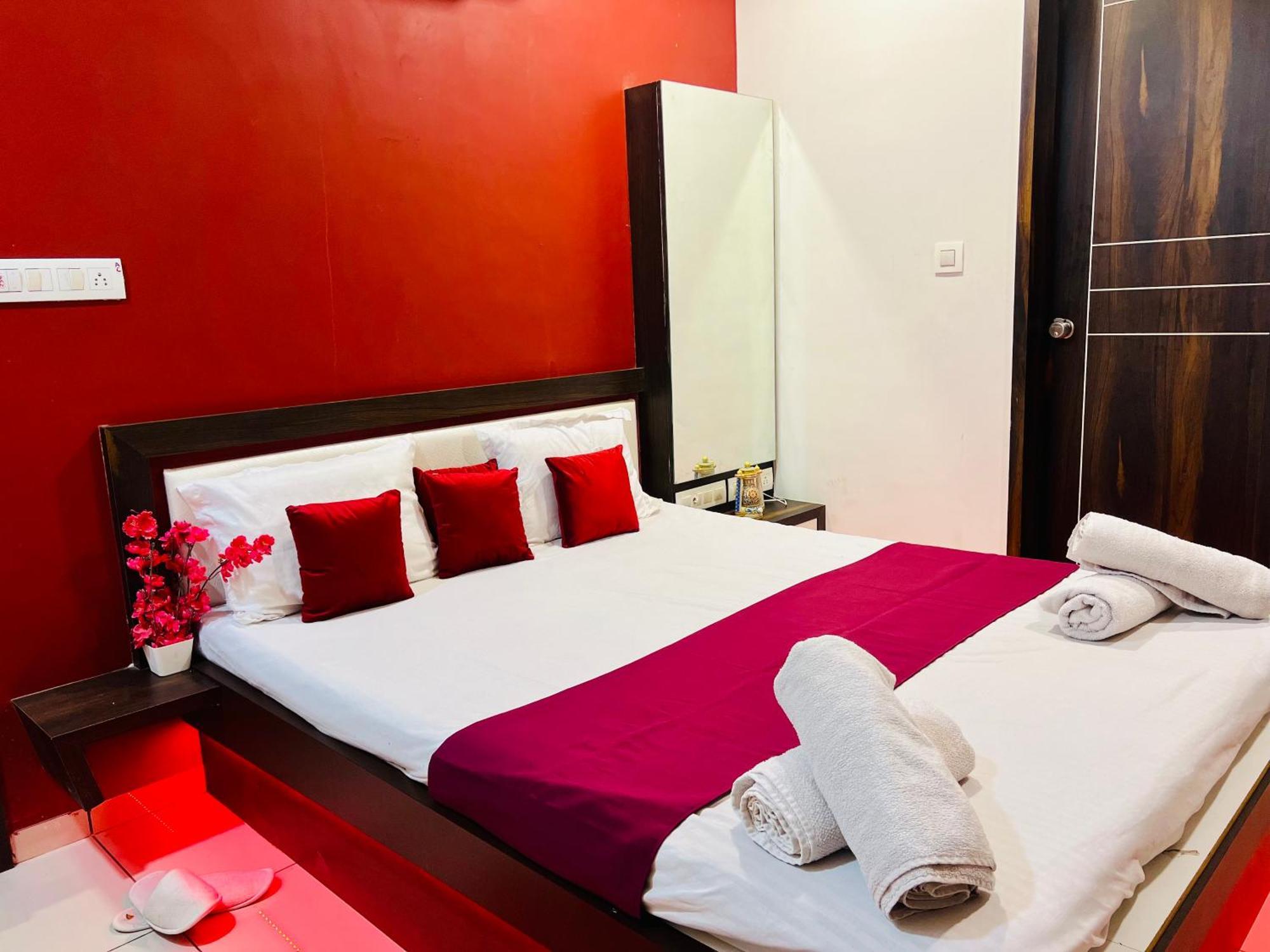7 Seasons Palm Suite With Sky Orbit, Balcony, Swimming Pool, Wifi, Playground Rajkot Εξωτερικό φωτογραφία