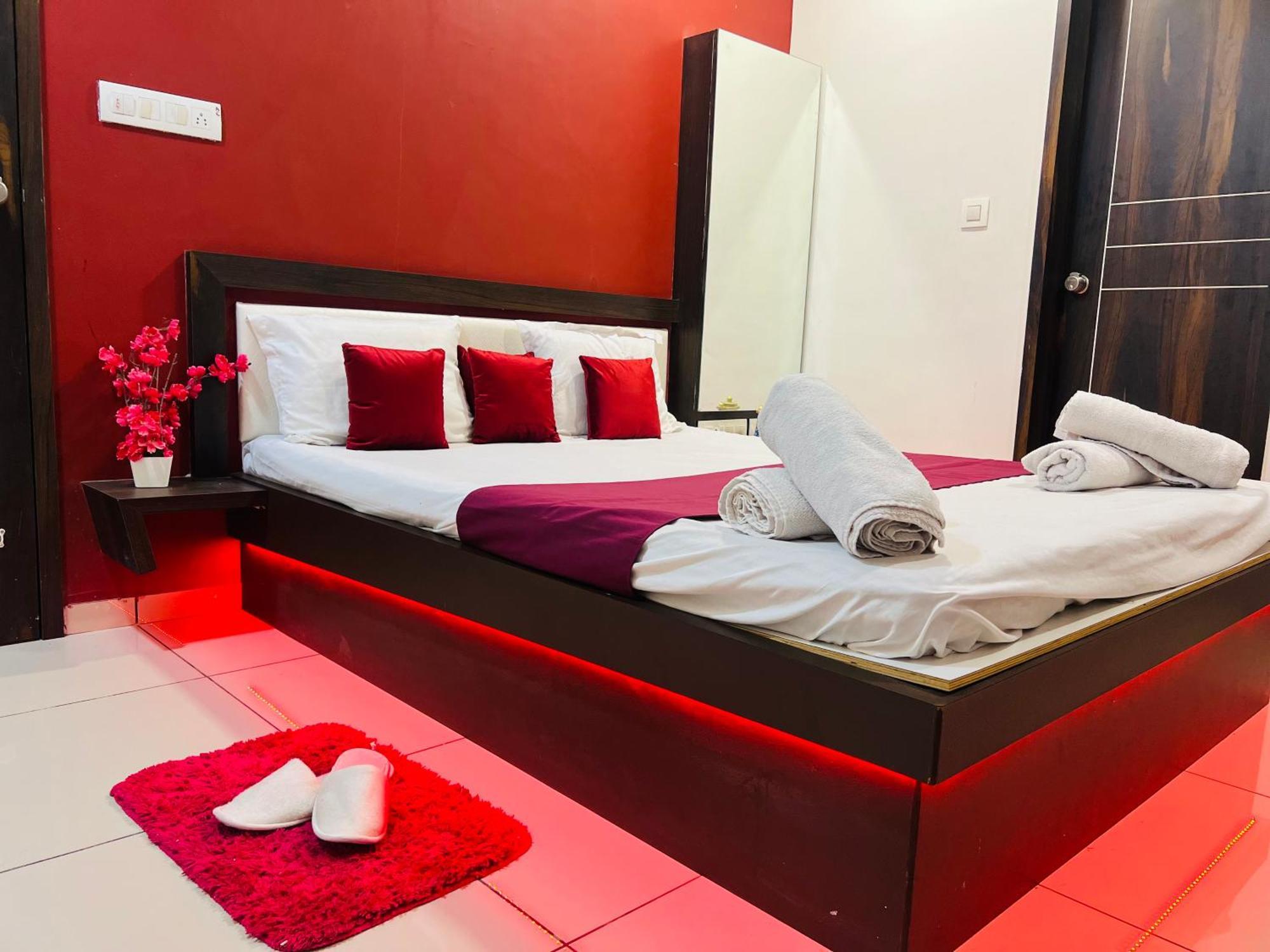 7 Seasons Palm Suite With Sky Orbit, Balcony, Swimming Pool, Wifi, Playground Rajkot Εξωτερικό φωτογραφία